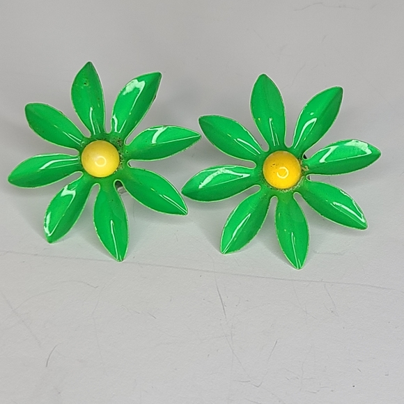 Jewelry - 5/50% fun vintage green flower earrings